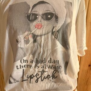 🌸💕Gildan Softstyle White Tee with Lipstick 💄 💋 design 💕🌸